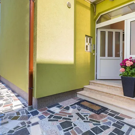 Apartment 1 Bedroom Lovely In Pula