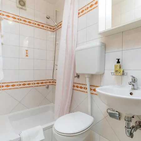 Apartment 1 Bedroom Lovely In Pula
