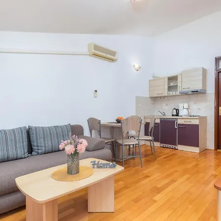 1 Bedroom Lovely In Apartment *
