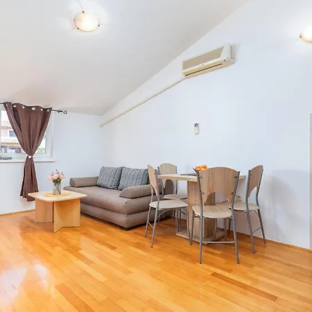 Apartment 1 Bedroom Lovely In Pula