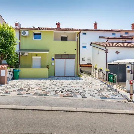 Apartment 1 Bedroom Lovely In Pula