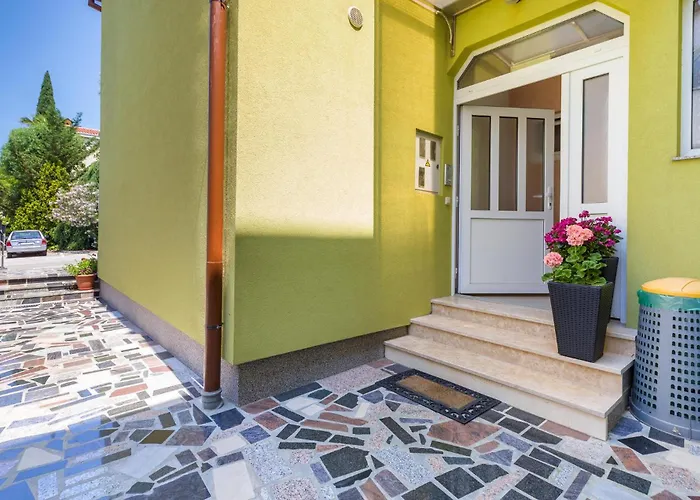 Apartment 1 Bedroom Lovely In Pula