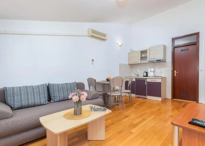 1 Bedroom Lovely In Apartment *