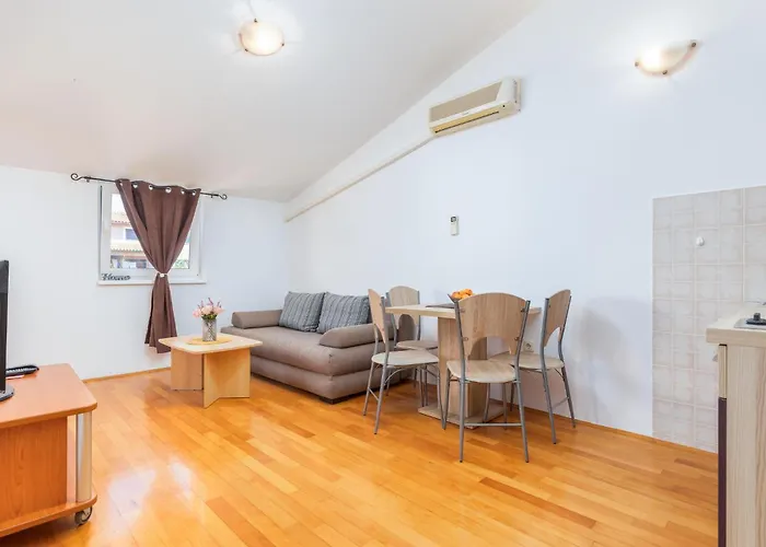 Apartment 1 Bedroom Lovely In Pula